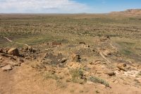 Our self-guided tour of Chacoan pueblo remains begins.